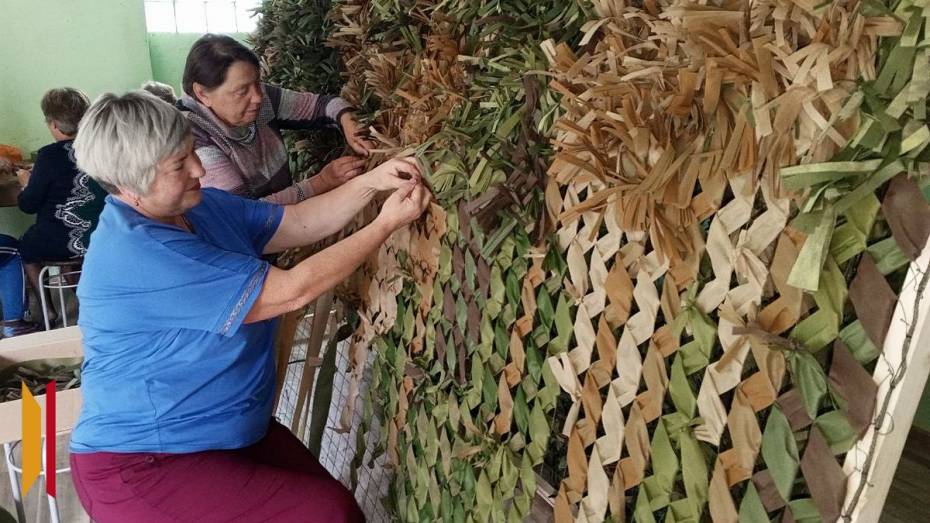 В таловском поселке Центральный местный предприниматель организовал плетение масксетей