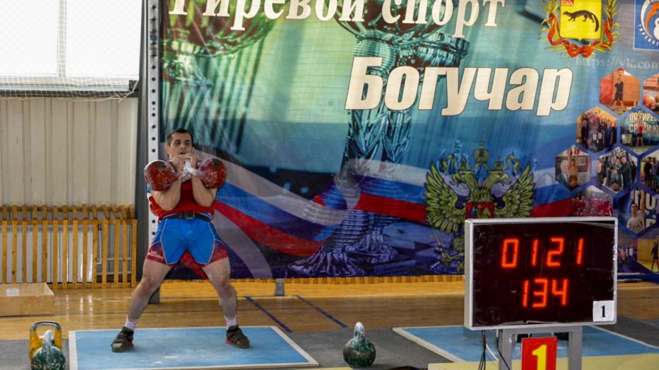 В Воронежской области военный ЗВО установил рекорд России по подъему нестандартной гири