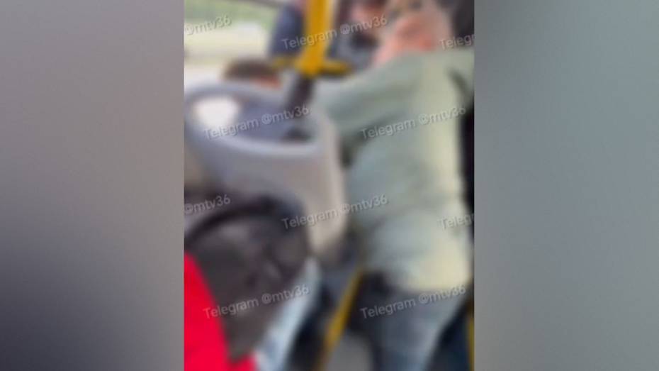 «Тебе что, руку вывернуть?»: в Воронеже мужчина напал на подростка в автобусе из-за электронных сигарет