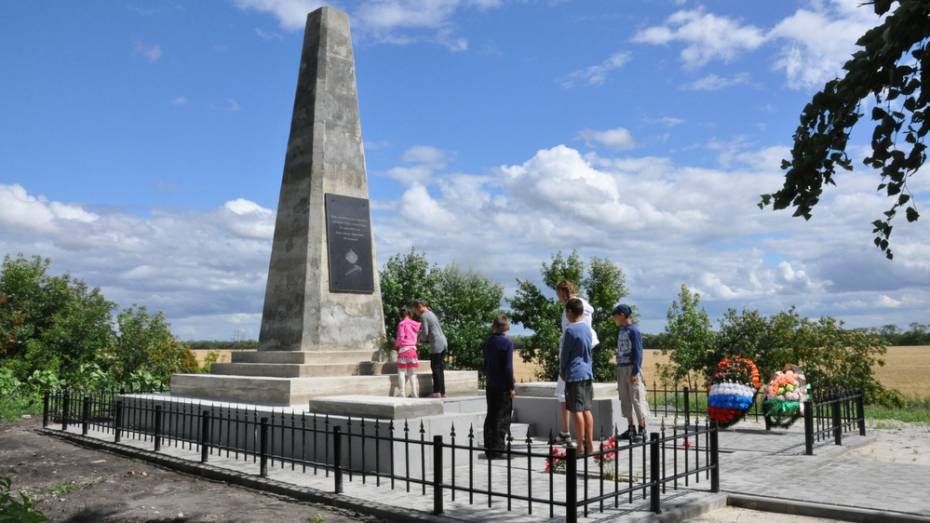 В Эртильском районе отремонтировали памятник погибшим в годы Гражданской войны красноармейцам