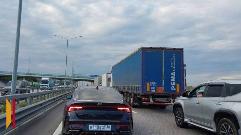 Огромная пробка сковала движение на выезде из Воронежа