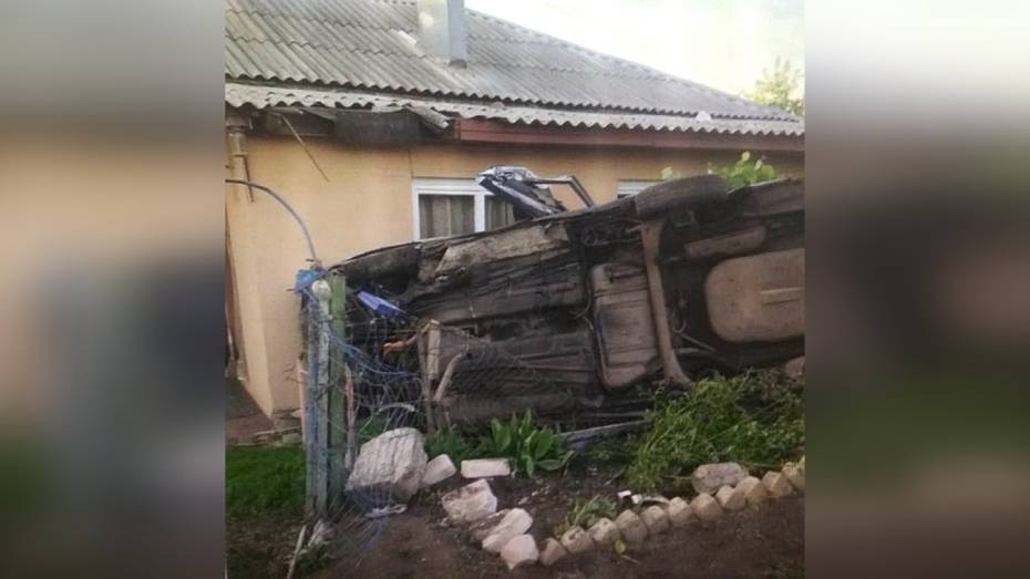 «Десятка» перевернулась и врезалась в дом в Воронежской области: водитель погиб
