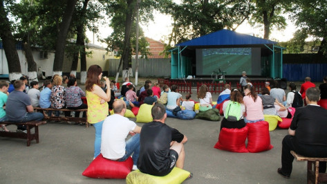 В поворинском селе Воронежской области сделали фан-зону для футбольных болельщиков