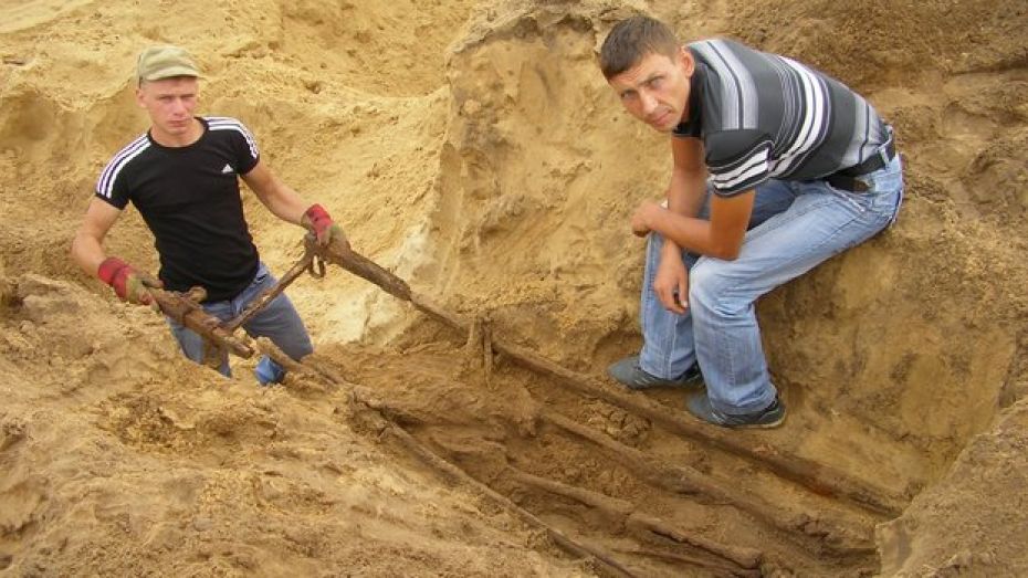 В Богучарском районе поисковики обнаружили солдата, похороненного вместе с носилками