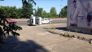 В Воронеже на улице Антонова-Овсеенко перевернулась маршрутка