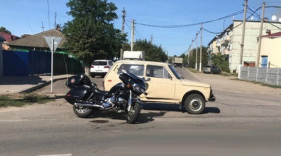 В Ольховатке при столкновении «Нивы» и мотоцикла пострадали 2 человека