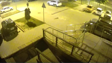 Иномарка протаранила несколько машин на парковке ЖК в Воронеже: видео