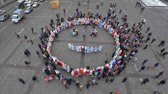 На параде Дедов Морозов и Снегурочек в Воронеже устроили фотосессию с высоты птичьего полета