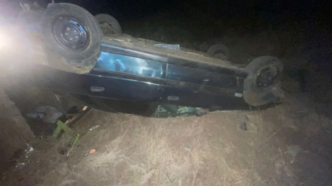 В Воронежской области Renault вылетел с дороги и перевернулся: пострадала 19-летняя девушка