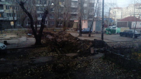 Жильцы воронежского дома рассказали о падении женщины в раскопанную во дворе яму