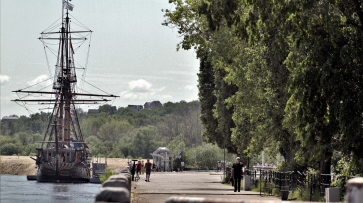 В Воронеже на Петровской набережной частично заменят тротуарную плитку