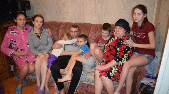 «Ее сбили на моих глазах». Под Воронежем мужчина остался с 7 детьми после гибели жены 
