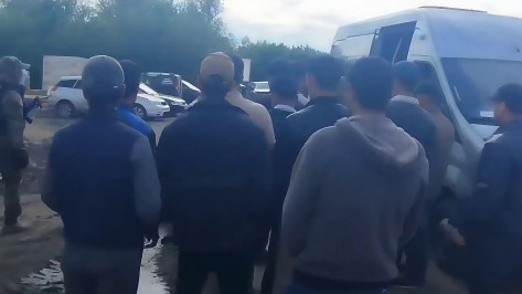 На воронежской стройке полицейские обнаружили 16 незаконных мигрантов: видео