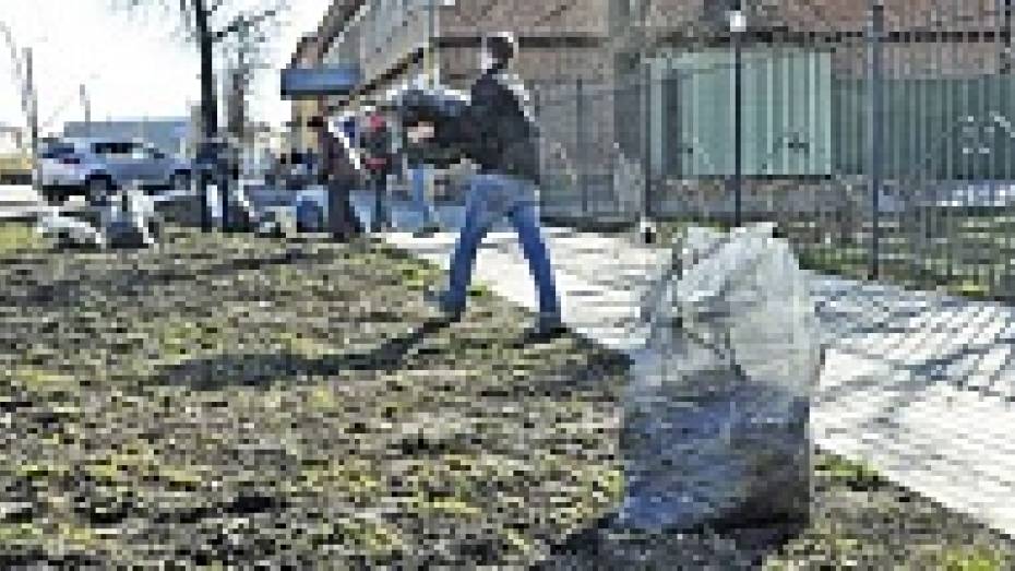 Жители Бутурлиновки очистили город от мусора