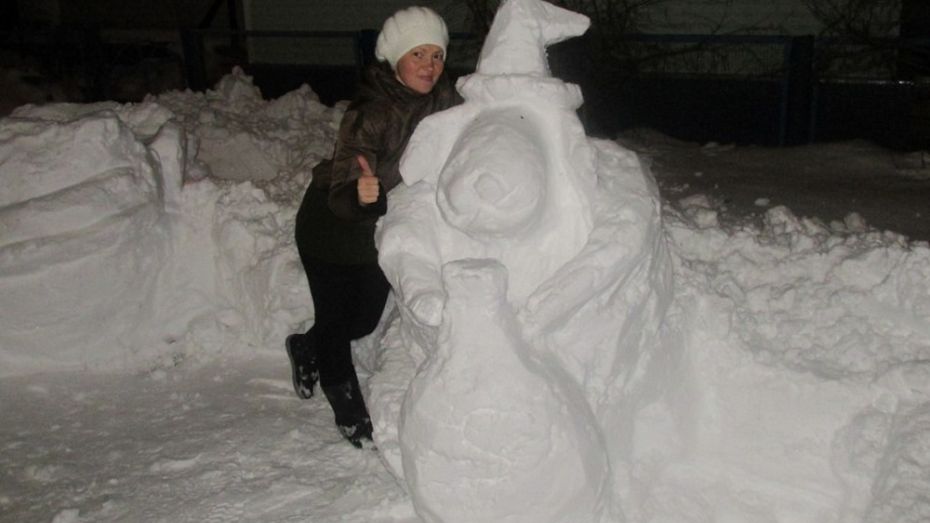 Воспитатель из Терновского района создает скульптуры из снега