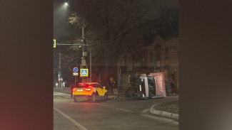 В Воронеже столкнулись легковушка и «Газель»: грузовик перевернулся