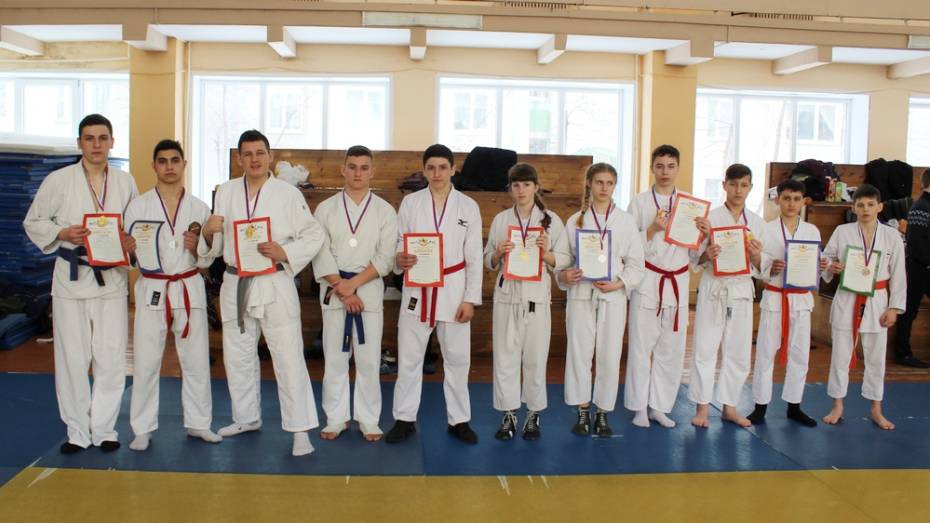 Острогожские каратисты завоевали 6 золотых медалей на Кубке области
