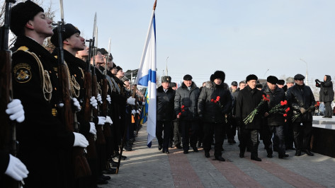 В День освобождения Воронежа горожане возложили венки к стеле «Город Воинской Славы»