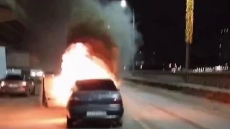 Daewoo Nexia сгорела на Северном мосту в Воронеже