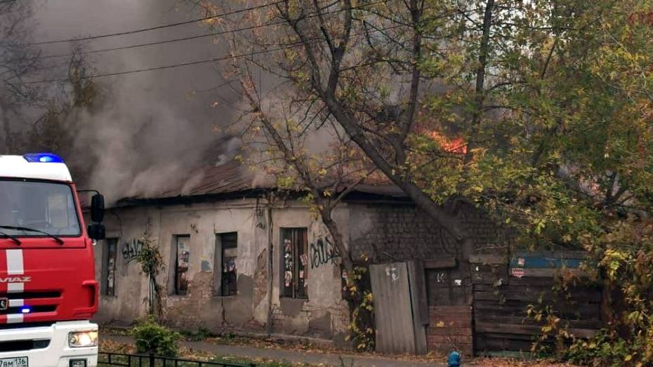 В Воронеже сняли на видео пожар в заброшенном доме рядом с детсадом