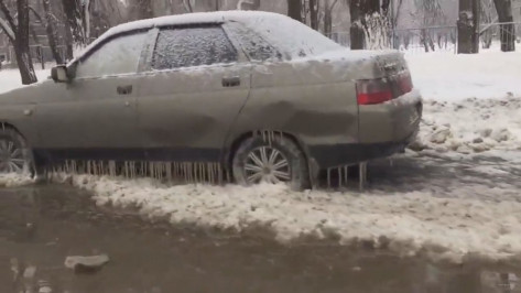 В Воронеже из-за коммунальной аварии машины вмерзли в лед: видео появилось в сети
