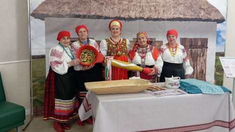 Верхнемамонская артистка выступила на этнокультурном форуме с трехкилограммовой ложкой