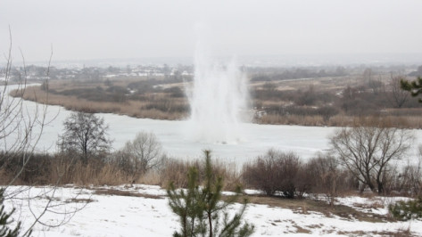 Спасатели опубликовали видео подрыва льда на озере под Воронежем