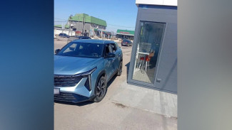 Под Воронежем Geely выехал на тротуар и сбил двух пешеходов