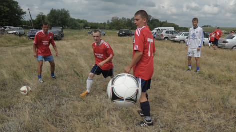 В первом турнире по деревенскому футболу на призы РИА «Воронеж» победила команда из Курской области