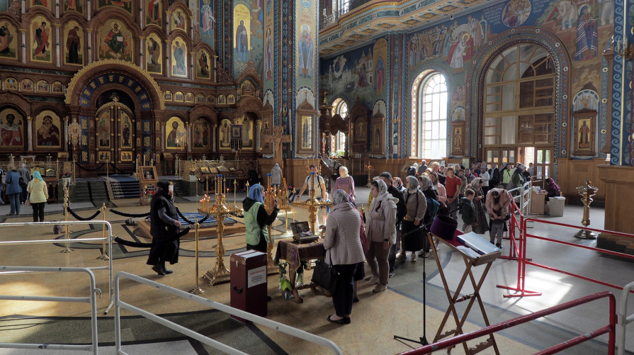 В Благовещенском соборе Воронежа выстроилась огромная очередь к поясу Пресвятой Богородицы
