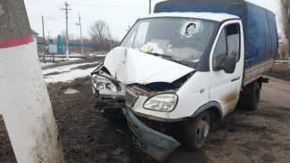 В Таловой «Газель» с уснувшим за рулем водителем врезалась в столб