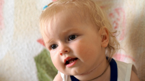 Губернатор призвал воронежцев помочь маленькой девочке со СМА