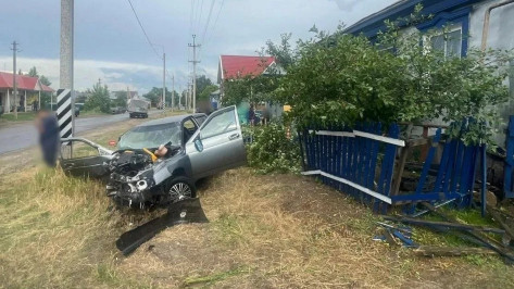 В воронежском селе Воронцовка 22-летний водитель врезался в жилой дом и скончался
