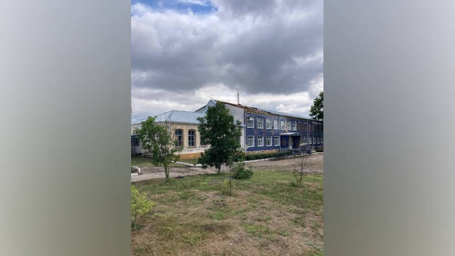 Ураганный ветер сорвал крышу воронежской школы