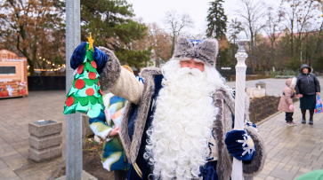 Воронежский дед Мороз передал подарки детям Донбасса