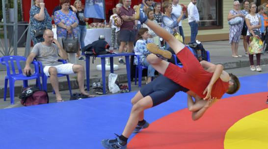 На «Ярмарке спорта» воронежцы увидели разницу между борьбой и дзюдо