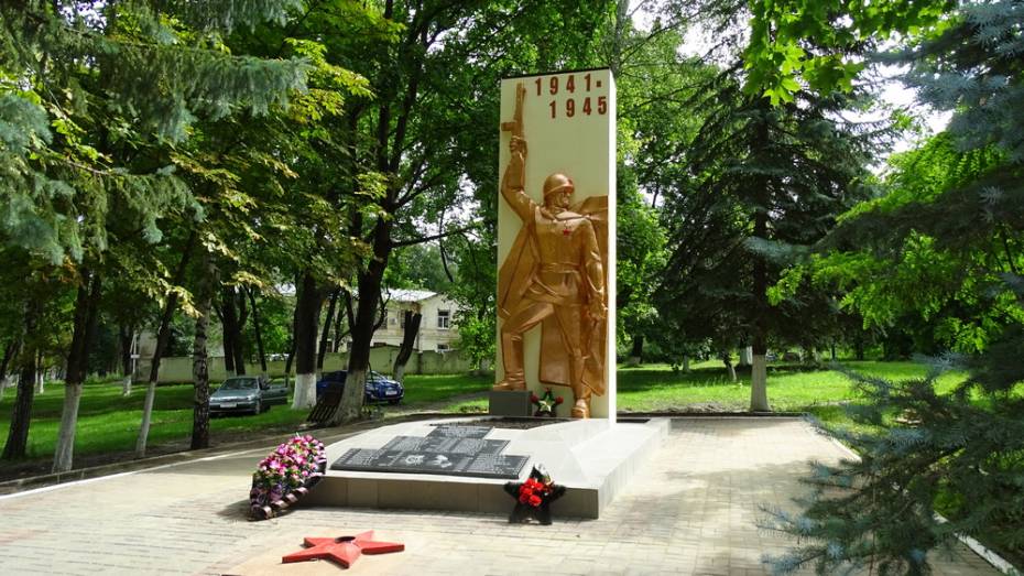 В хохольском поселке Орловка реконструировали памятник на братской могиле №112