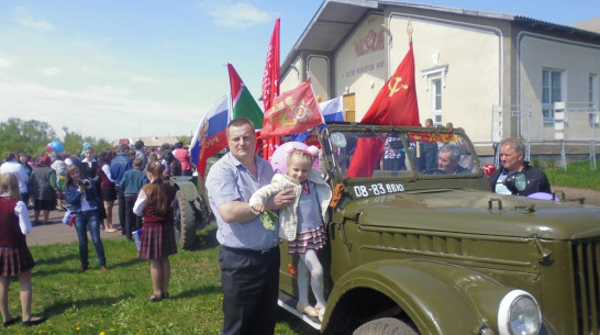 Житель Хохольского района 9 мая катал всех желающих на ретро-автомобиле