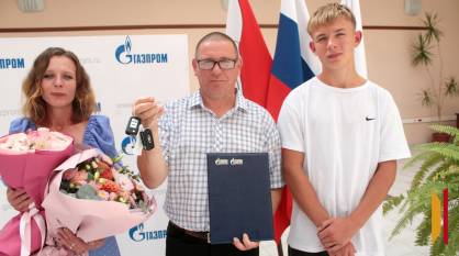 Воронежская семья, в которой подрастают восемь детей, получила новый автомобиль