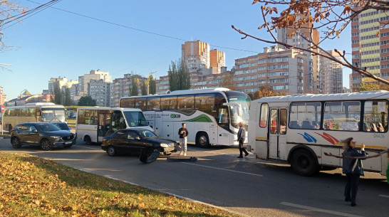 Автобус городского маршрута №95 столкнулся с легковым автомобилем в Воронеже