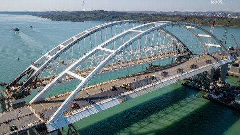 На воронежской автодорожной арке Крымского моста начали укладку асфальтобетона