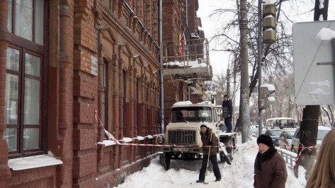 В Воронеже за день от снега и наледи очистят крыши 54 домов