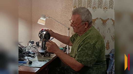 Острогожский мастер ремонтирует и передает для нужд СВО советские швейные машинки