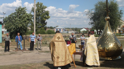 На куполе петропавловского сельского храма установили крест