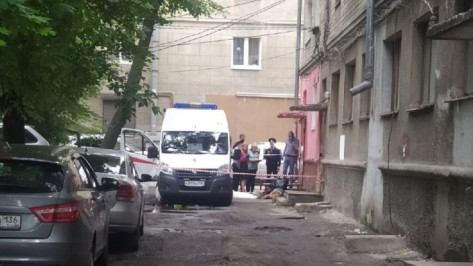 У дома в центре Воронежа нашли тело 36-летнего мужчины