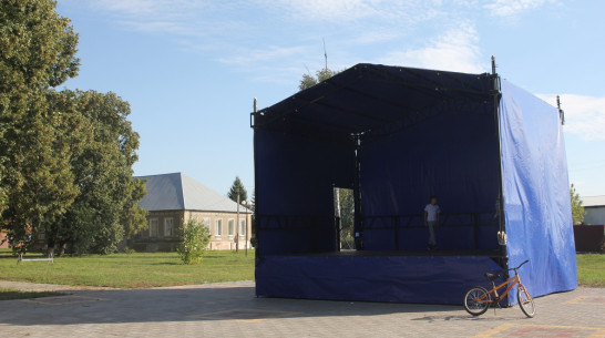 Летнюю сцену соорудили общественники в парке в бобровском селе Семено-Александровка