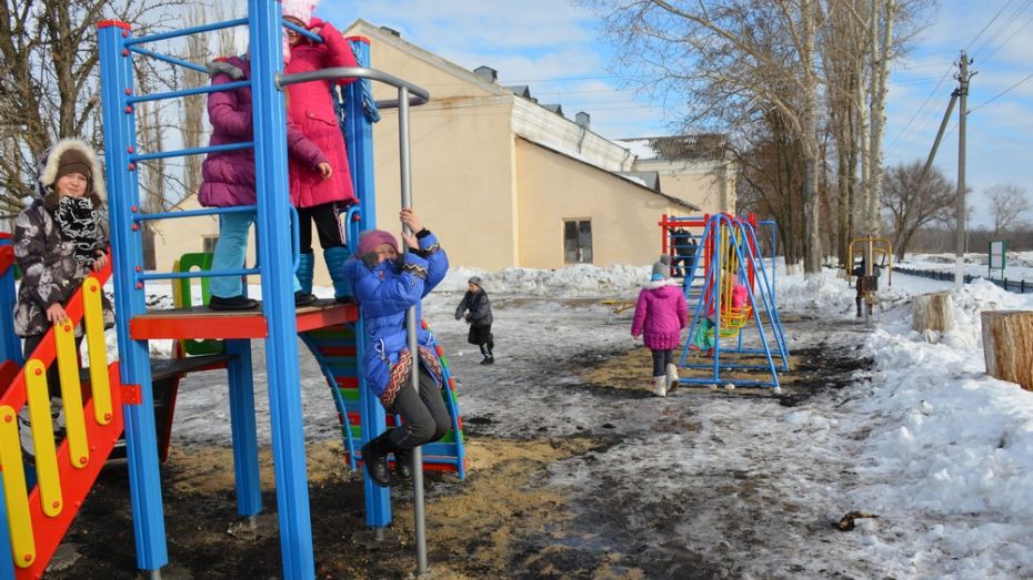 В селе Осетровка Верхнемамонского района появилась первая детская спортивно-игровая площадка 