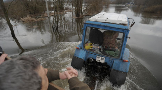 Автомобильный мост в Воронежской области затопило из-за паводка