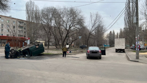 Авария с перевернувшимся автомобилем попала на видео в Воронеже: пострадала женщина