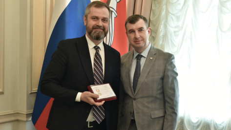 Первый зампред облправительства Данил Кустов вручил представителям воронежского землячества юбилейные медали